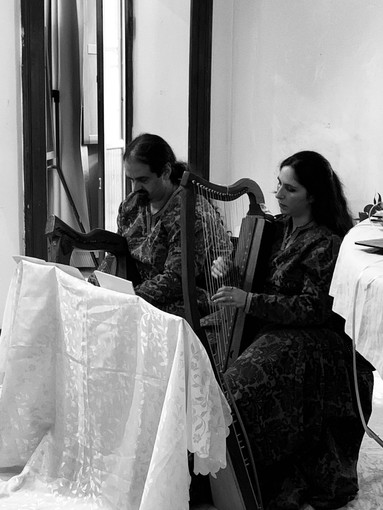 Alla ‘Notte Templare’ di Pratola Peligna, il duo d’Arpe Celtiche e Antiche ‘Il Rubino e lo Smeraldo’ di Montalto ha accolto i visitatori con musica medievale Alla ‘Notte Templare’ di Pratola Peligna, il duo d’Arpe Celtiche e Antiche ‘Il Rubino e lo Smeraldo’ di Montalto ha accolto i visitatori con musica medievale