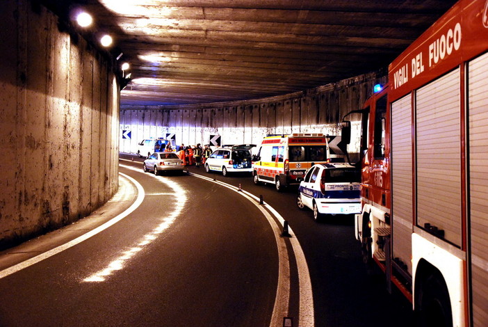 Sanremo: olio all'ingresso dell'Aurelia Bis a San Martino, due motorini cadono ed un 33enne rimane ferito