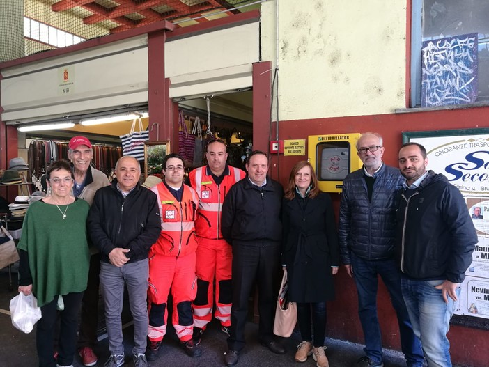 Ventimiglia: installato un nuovo defibrillatore al mercato coperto grazie al progetto 'Cuore Verde' Ventimiglia: installato un nuovo defibrillatore al mercato coperto grazie al progetto 'Cuore Verde'