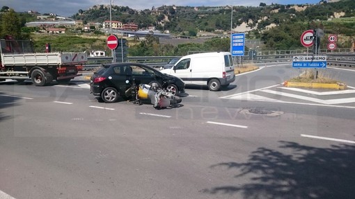 Sanremo: scontro tra auto e moto all'ingresso dell'Aurelia Bis, centauro lievemente ferito portato in ospedale (Foto) Sanremo: scontro tra auto e moto all'ingresso dell'Aurelia Bis, centauro lievemente ferito portato in ospedale (Foto)