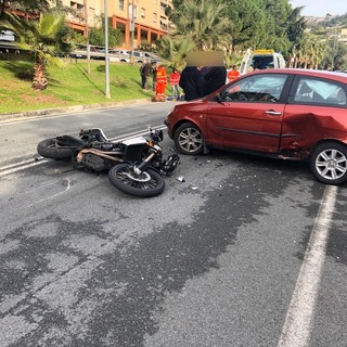 Sanremo: incidente stamattina in via della Repubblica, si scontrano un'auto ed una moto (Foto)