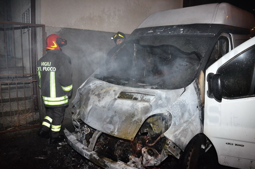 Sanremo: furgone di una ambulante a fuoco in serata, vigili del fuoco in azione. Indagano i carabinieri
