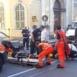 Sanremo: svolta vietata tra via Carli e via Roma, due donne in scooter centrano un auto inglese (Foto) Sanremo: svolta vietata tra via Carli e via Roma, due donne in scooter centrano un auto inglese (Foto)