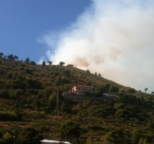 Ventimiglia: nuovo incendio di sterpaglie in frazione Latte, intervengono anche due elicotteri