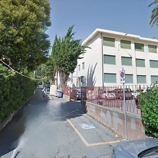 Bordighera: baccano e atti vandalici al campetto della scuola di via Pelloux, la protesta dei residenti Bordighera: baccano e atti vandalici al campetto della scuola di via Pelloux, la protesta dei residenti