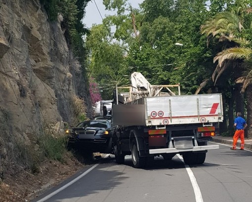 Bordighera: spettacolare incidente al Giunchetto, auto tedesca rimane schiacciata contro il muro (Foto e Video)