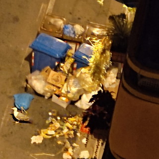 Sanremo: spazzatura vicino ai bidoni di via Martiri, la segnalazione di degrado e sporcizia da una lettrice (Foto) Sanremo: spazzatura vicino ai bidoni di via Martiri, la segnalazione di degrado e sporcizia da una lettrice (Foto)