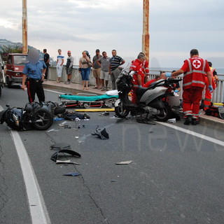 Schianto frontale tra scooter questa mattina a Bordighera: feriti gravemente due uomini (Video)