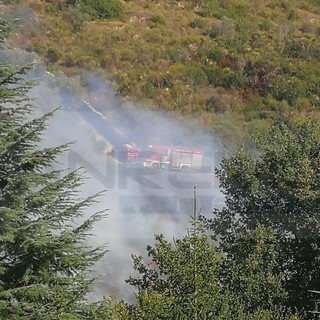 Andora: incendio al confine tra le province di Imperia e Savona, in azione i Vigili del Fuoco