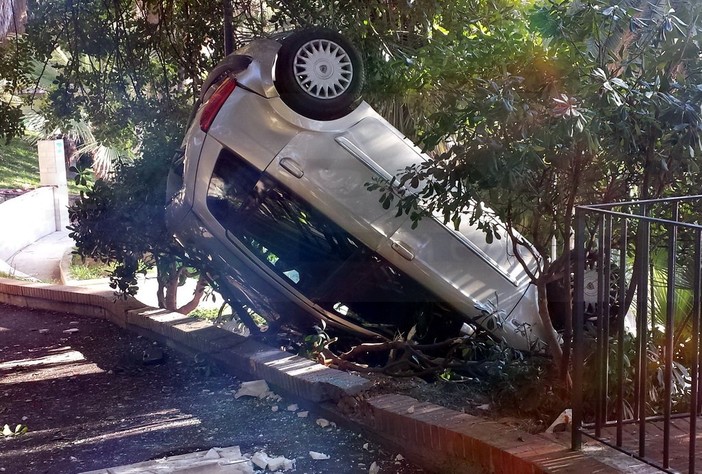 Doppio incidente in pochi minuti ad Ospedaletti: 16enne in gravi condizioni dopo uno scontro con un'auto
