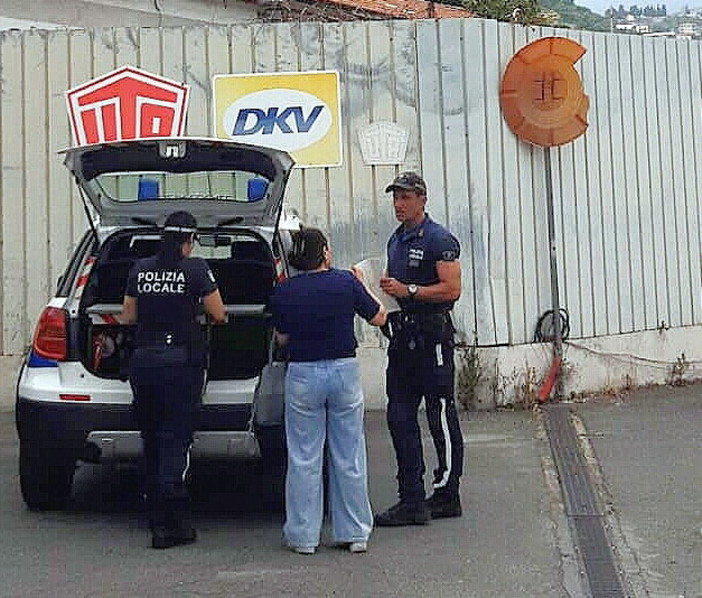 Sanremo: auto fuori controllo in via Armea per un malore del conducente, tragedia evitata per un soffio (Foto) Sanremo: auto fuori controllo in via Armea per un malore del conducente, tragedia evitata per un soffio (Foto)