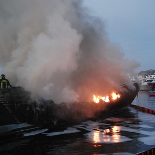 Sanremo: incendio dei due yacht di stanotte, proseguono le indagini mentre è irreperibile il presunto responsabile Sanremo: incendio dei due yacht di stanotte, proseguono le indagini mentre è irreperibile il presunto responsabile