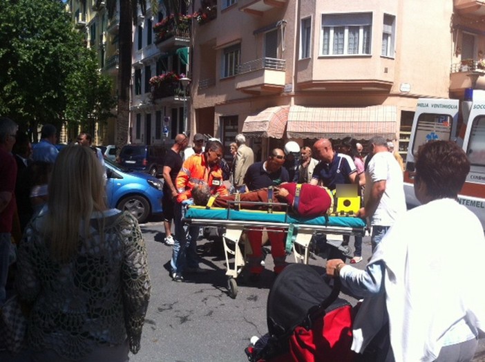 Ventimiglia: scontro tra auto e scooter in via Vittorio Veneto, 60enne portato in ospedale Ventimiglia: scontro tra auto e scooter in via Vittorio Veneto, 60enne portato in ospedale