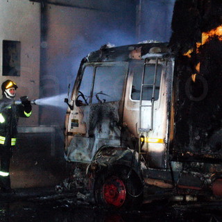 Camion a fuoco ad Andora sulla A10: autostrada chiusa almeno fino alle 22, traffico intenso sull'Aurelia Camion a fuoco ad Andora sulla A10: autostrada chiusa almeno fino alle 22, traffico intenso sull'Aurelia