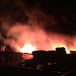 L'incendio di Cairo Montenotte (foto da SavonaNews) L'incendio di Cairo Montenotte (foto da SavonaNews)