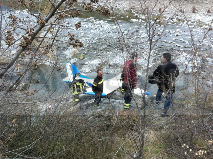 L'aereo finito nel fiume