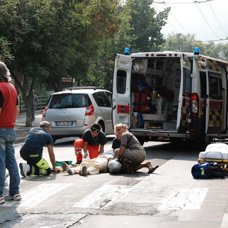 Ospedaletti: abbagliata dal sole non vede pedone che sta attraversando, 60enne portato in Ospedale