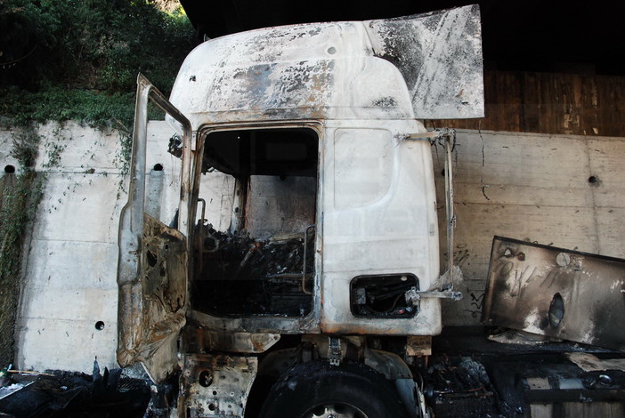 Dopo l'incendio del camion di ieri deviazione di carreggiata da mezzanotte tra Andora e San Bartolomeo al Mare