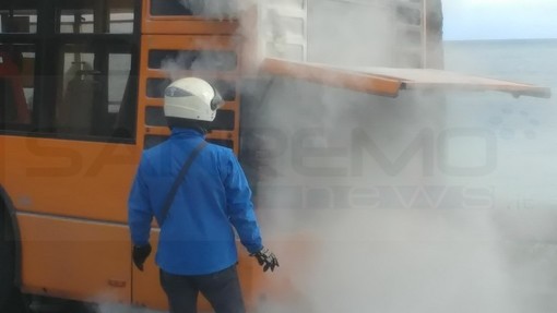 Sanremo: prende fuoco il motore di un bus sull'Aurelia, pronto intervento con un estintore (Foto)