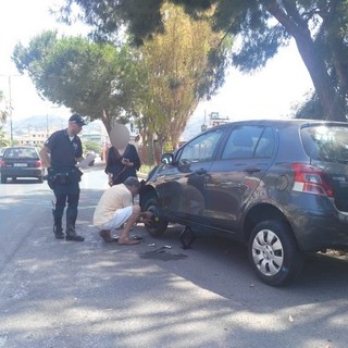 Imperia: incidente sul lungomare, per primo arriva il Sindaco che aiuta il ferito e regola il traffico per qualche minuto
