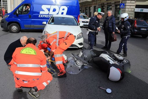 Sanremo: scontro moto-auto tra via Roma e corso Mombello, lievi ferite per una donna, traffico rallentato (Foto) Sanremo: scontro moto-auto tra via Roma e corso Mombello, lievi ferite per una donna, traffico rallentato (Foto)