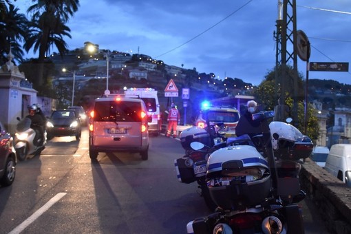 Sanremo: perde il controllo dello scooter salendo in via Val d'Olivi, 65enne in gravi condizioni a Pietra Ligure (Foto) Sanremo: perde il controllo dello scooter salendo in via Val d'Olivi, 65enne in gravi condizioni a Pietra Ligure (Foto)