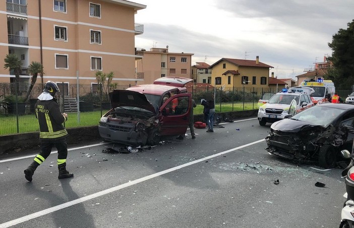 Riva Ligure: scontro frontale sull'Aurelia, auto completamente distrutte e per fortuna 3 feriti lievi (Foto e Video) Riva Ligure: scontro frontale sull'Aurelia, auto completamente distrutte e per fortuna 3 feriti lievi (Foto e Video)