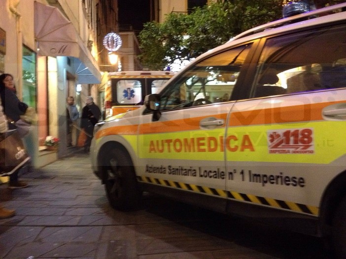 Sanremo: rissa in piazza Bresca nella serata di ieri, intervento del 118 ed indagini della Polizia Sanremo: rissa in piazza Bresca nella serata di ieri, intervento del 118 ed indagini della Polizia