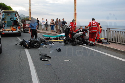 Schianto frontale tra scooter questa mattina a Bordighera: feriti gravemente due uomini (Video)