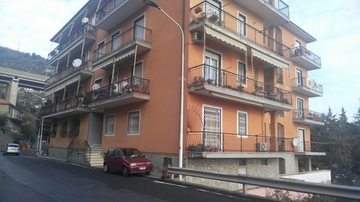 Imperia: incendio di stanotte in via Amoretti provocato da un condomino, indagini dei Carabinieri (Foto) Imperia: incendio di stanotte in via Amoretti provocato da un condomino, indagini dei Carabinieri (Foto)