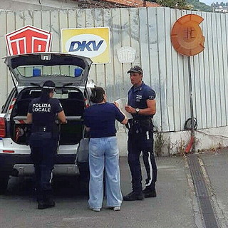 Sanremo: auto fuori controllo in via Armea per un malore del conducente, tragedia evitata per un soffio (Foto)