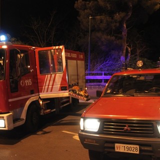 Ventimiglia: cassonetti in fiamme in via Gallardi, intervento di Vigili del Fuoco nella notte Ventimiglia: cassonetti in fiamme in via Gallardi, intervento di Vigili del Fuoco nella notte