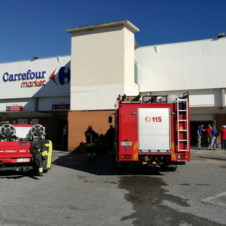 Sanremo: incendio all'interno del supermercato Carrefour di Bussana, pronto intervento dei dipendenti e dei Vigili del Fuoco (Foto)