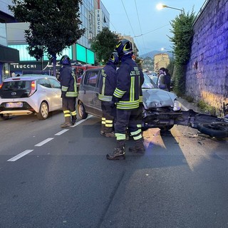 Ventimiglia: scontro frontale auto-moto nel 'solito' corso Genova, giovane portato in ospedale (Foto) Ventimiglia: scontro frontale auto-moto nel 'solito' corso Genova, giovane portato in ospedale (Foto)