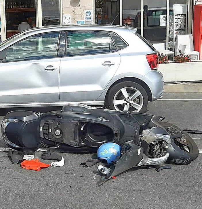 Sanremo: scontro tra una moto ed un'auto di fronte a Gandola, centauro lievemente ferito