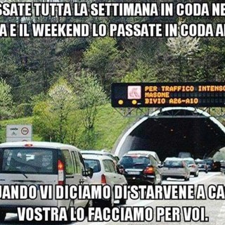 Uno dei "meme" che gira su Facebook