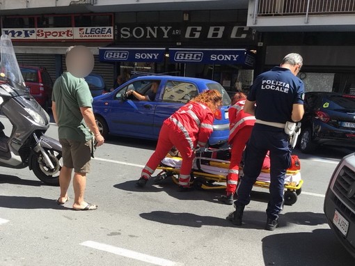 Sanremo: corriere investito in via Pietro Agosti da uno scooter, uomo trasportato in ospedale (Foto)