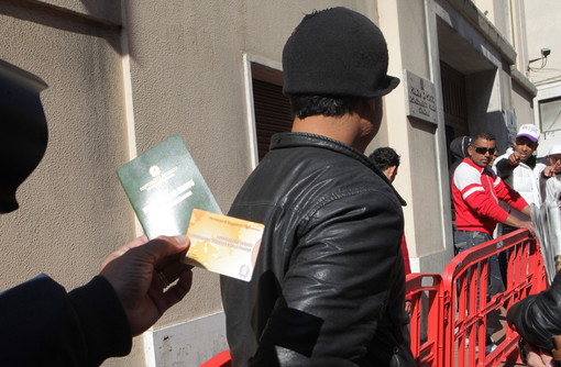 Col permesso di soggiorno temporaneo la Polizia francese lascia passare gli immigrati Col permesso di soggiorno temporaneo la Polizia francese lascia passare gli immigrati