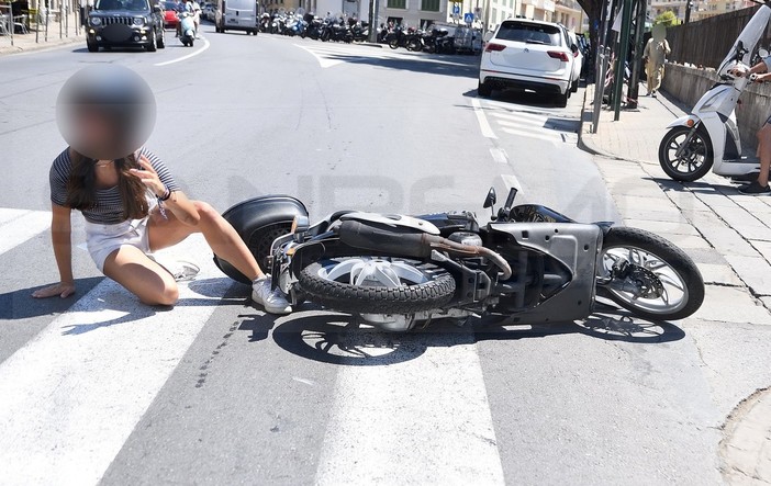 Sanremo: macchia d'olio sull'asfalto in piazza Cesare Battisti, giovane cade dallo scooter (Foto)