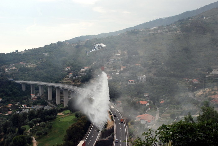 Due vasti incendi di bosco nell'imperiese, a Pontedassio e Vessalico: mobilitazione di soccorsi