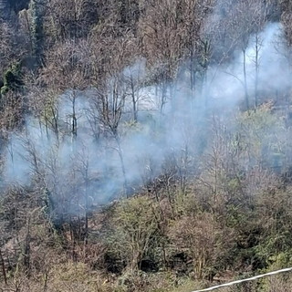 Incendio a Ceriana: fiamme distruggono bosco e trasformatore Enel, paese senza corrente e interventi in corso