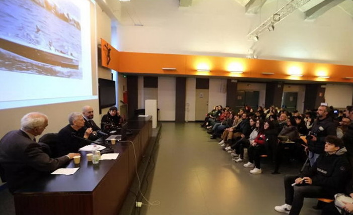 Gli alunni del 'Fermi-Polo-Montale' all'incontro con Agnese la figlia dello statista Aldo Moro Gli alunni del 'Fermi-Polo-Montale' all'incontro con Agnese la figlia dello statista Aldo Moro