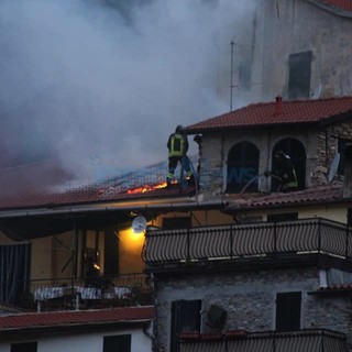 L'incendio a Borgoratto (foto Simone Seraffi) L'incendio a Borgoratto (foto Simone Seraffi)