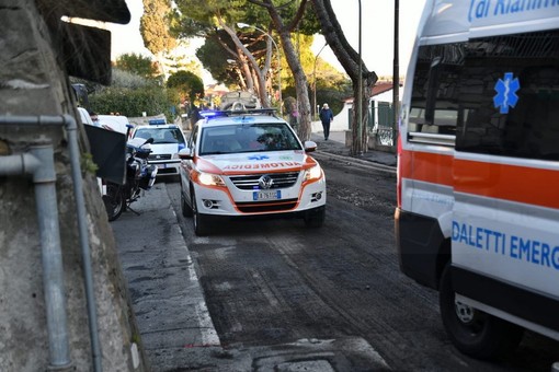Sanremo: cade con lo scooter in via Padre Semeria dove sono in corso i lavori di asfaltatura (Foto) Sanremo: cade con lo scooter in via Padre Semeria dove sono in corso i lavori di asfaltatura (Foto)