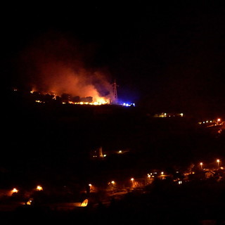 Pietrabruna: piccolo incendio di sterpaglie al bivio per Torre Paponi, intervento dei Vigili del Fuoco