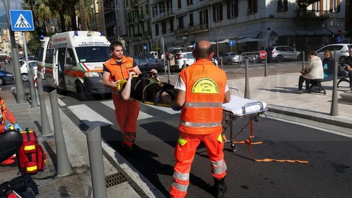Sanremo: scontro auto-moto all'incrocio via Bixio-corso Mombello, centauro di Ventimiglia in ospedale