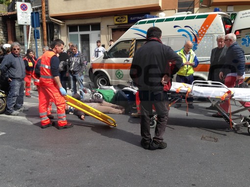 Sanremo: lieve incidente nella zona del borgo, scontro tra due scooter ed una donna lievemente ferita
