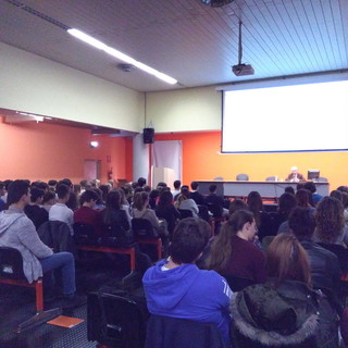 Imperia: mercoledì scorso gli studenti hanno incontrato il 'grecista' di fama internazionale Franco Montanari Imperia: mercoledì scorso gli studenti hanno incontrato il 'grecista' di fama internazionale Franco Montanari