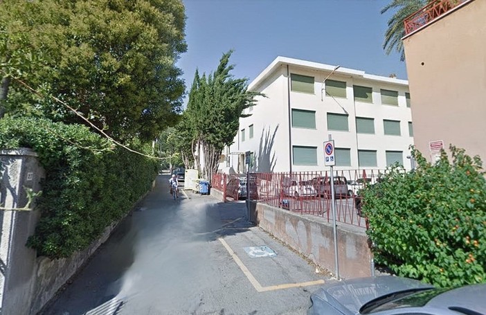Bordighera: baccano e atti vandalici al campetto della scuola di via Pelloux, la protesta dei residenti