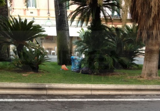 Sanremo: differenziata e 'porta a porta' spinto, intanto c'è chi abbandona i rifiuti nelle aiuole di corso Mombello (Foto)